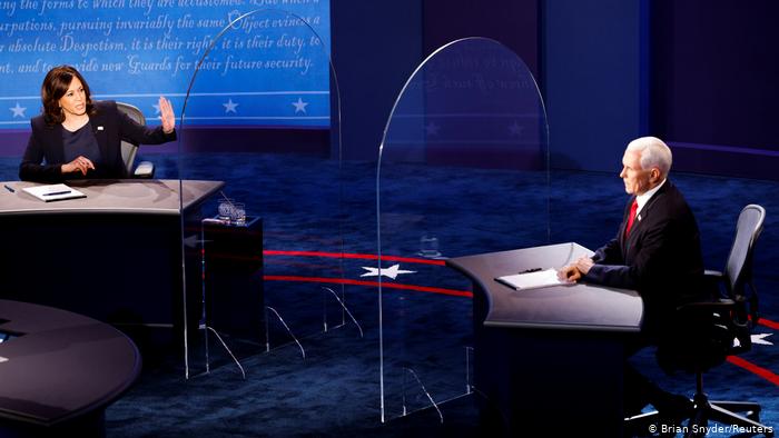 Kamala Harris y Mike Pence durante el debate preelectoral, separados por plexiglás.