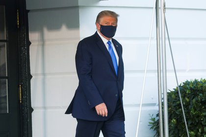 U.S. President Trump walks to the Marine One helicopter wearing a protective face mask as he departs the White House to fly to Walter Reed National Military Medical Center, where it was announced he will work for at least several days after testing positive for the coronavirus disease (COVID-19), on the South Lawn of the White House in Washington, U.S., October 2, 2020. REUTERS/Leah Millis