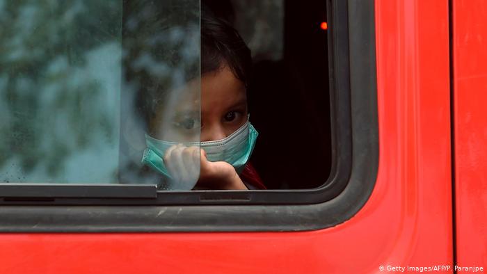 Indien Corona-Pandemie Symbolbild Armut Kinder (Getty Images/AFP/P. Paranjpe)