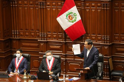 El presidente de Perú, Martín Vizcarra, se dirige al Congreso antes de una votación sobre la vacancia del mandatario después de que se iniciara el proceso de juicio político, en Lima, Perú