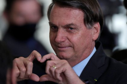 El presidente de Brasil, Jair Bolsonaro, hace un gesto después de asistir a la ceremonia de lanzamiento del Nuevo Crédito de la Vivienda en el Palacio del Planalto en Brasilia, el 30 de septiembre de 2020 (REUTERS/Ueslei Marcelino)