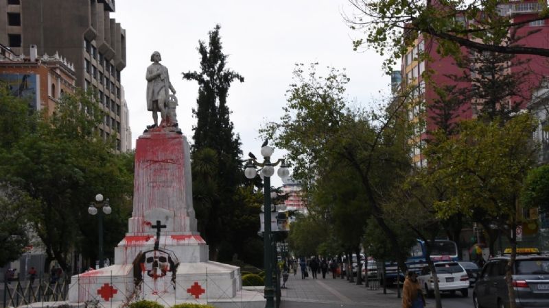 La estatua de Cristóbal Colón en El Prado fue vandalizada con pintura roja