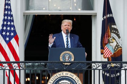 El presidente de Estados Unidos, Donald Trump, habla a sus seguidores desde un balcón de la Casa Blanca en Washington. October 10, 2020. REUTERS/Tom Brenner