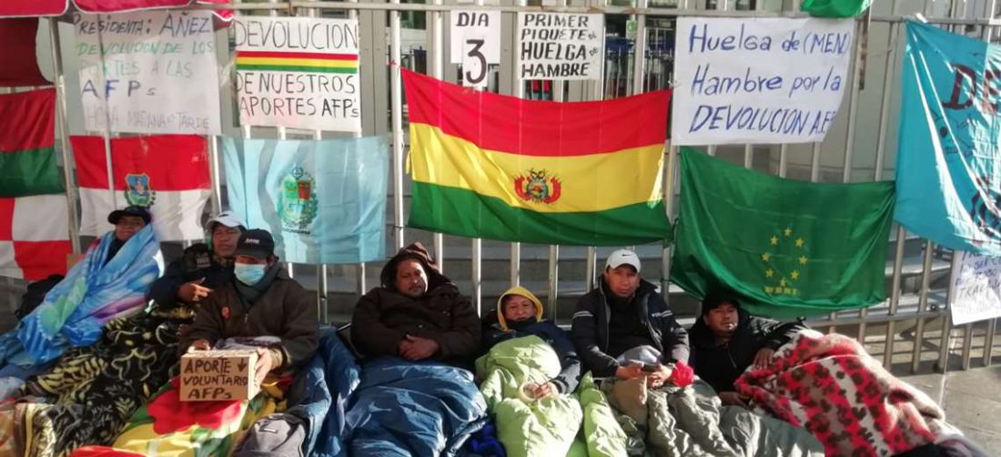 La huelga de hambre permanece en puertas del Ministerio de Economía.