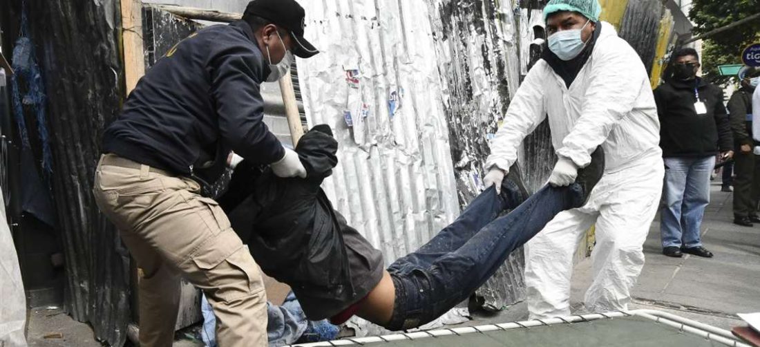 Levantan un cuerpo, cerca a la CNS de La Paz, con sospecha de tener el virus. Foto APG
