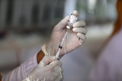 La multinacional Johnson & Johnson anunció este lunes que detuvo los ensayos de una vacuna en investigación contra la COVID-19 debido a una &quot;enfermedad inexplicable&quot; en un participante. EFE/EPA/HOTLI SIMANJUNTAK/Archivo 