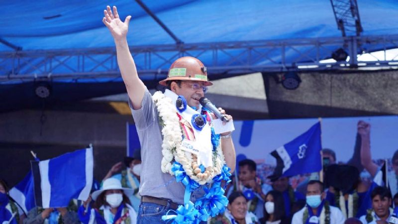 «Con el voto útil no se come», asegura Arce en el cierre de campaña en Sacaba