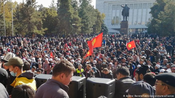 Manifestantes exigen la renuncia del presidente Sooronbai Jeenbekov en las afueras de la sede del gobierno, en la capital Biskek (14.10.2020)