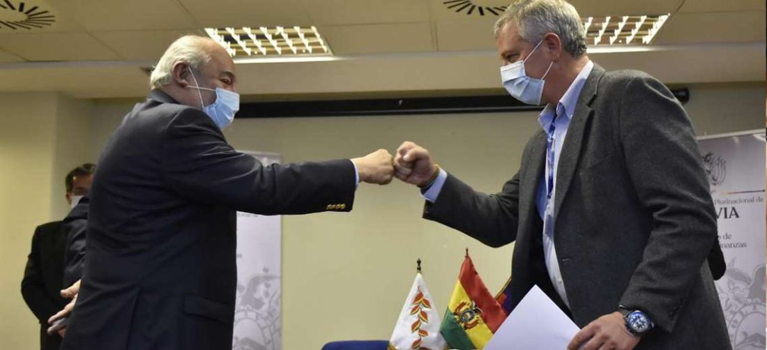 Saavedra (izq.) fue posesionado por el ministro de Economía (der.). Foto: APG Noticias