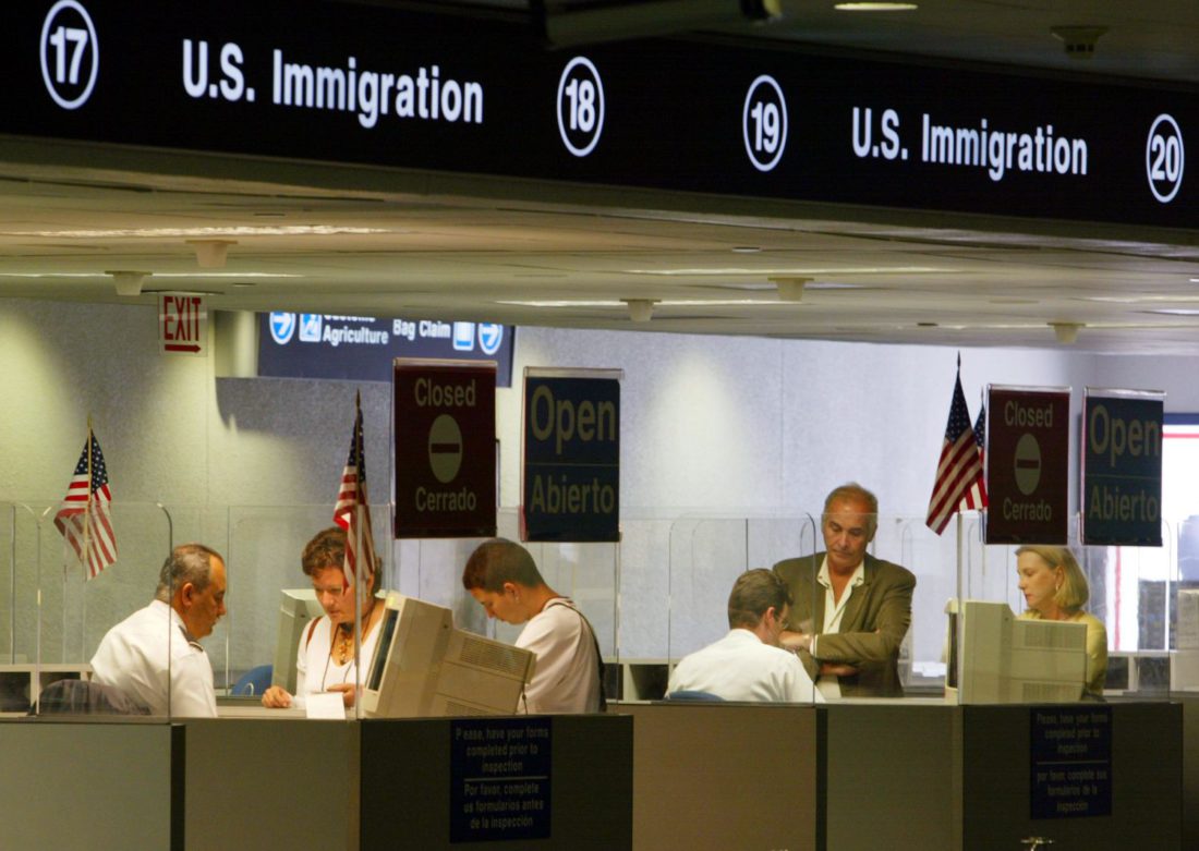 Inspectores de migración revisan pasaportes en el Aeropuerto de Miami.