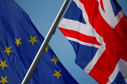 Foto de archivo de las banderas de Gran Bretaña y la UE en Berlín. Abril 9, 2019. REUTERS/Hannibal Hanschke