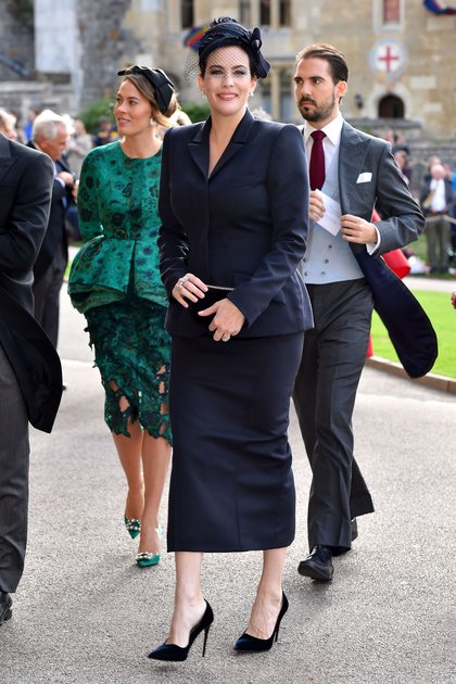  Liv Tyler, elegante en tono azul en la boda del princesa Eugenia de York