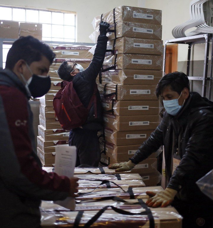 Empleados del Tribunal Electoral de Boliva preparan material para las elecciones, este viernes en La Paz. Foto: AFP
