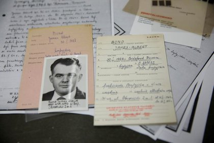 Los documentos encontrados en un archivo polaco sobre un posible agente secreto británico de nombre... James Bond. El archivo está en el Instituto de la Memoria de Polonia, en Varsovia (Reuters)