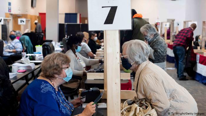 Electores se registran para votar anticipadamente en Columbus, Ohio (06.10.2020)