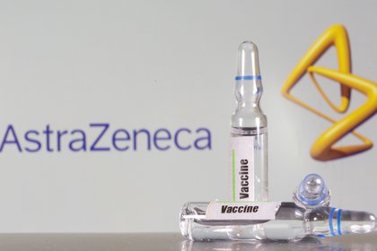 Un tubo de ensayo etiquetado con la vacuna contra el coronavirus, delante del logo de AstraZeneca (REUTERS/Dado Ruvic/Foto de archivo)