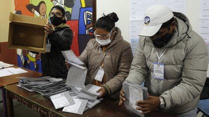 Una mesa de votación en Bolivia durante las elecciones presidenciales en las que se impuso Luis Arce (JORGE BERNAL / AFP)