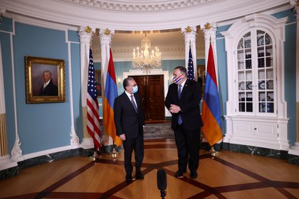 El Ministro de Relaciones Exteriores de Armenia, Zohrab Mnatsakanyan, junto a Mike Pompeo en el Departamento de Estado en Washington el 23 de octubre de 2020. REUTERS/Hannah McKay/Pool