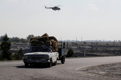 Un helicóptero militar azerí vuela cerca de la ciudad de Terter (Azerbaiyán) durante los combates sobre la región de Nagorno-Karabaj el 23 de octubre de 2020. REUTERS/Umit Bektas