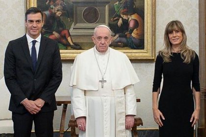 Pedro Sánchez y su esposa con el Papa Francisco en el Vaticano. SOCIEDAD VATICAN NEWS 