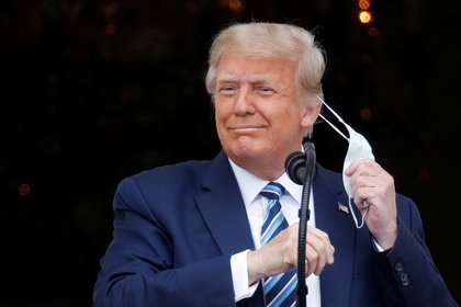El presidente Donald Trump se ha resistido al uso de mascarilla hasta las últimas semanas. REUTERS/Tom Brenner TPX IMAGES OF THE DAY