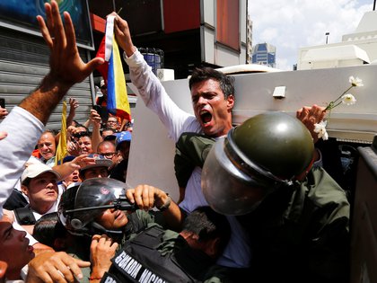 Foto de archivo del 18 de febrero, cuando Leopoldo López fue apresado por el régimen de Nicolás Maduro (Reuters)