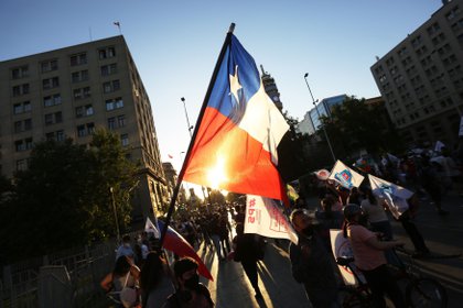 Personas adherentes a la opción Apruebo del próximo plebiscito en Chile se manifiestan durante un banderazo de cierre de campaña, este jueves, en Santiago (Chile). EFE/Elvis Gonzalez