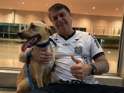 Bolsonaro posa con su perro Faisca (Chispa)