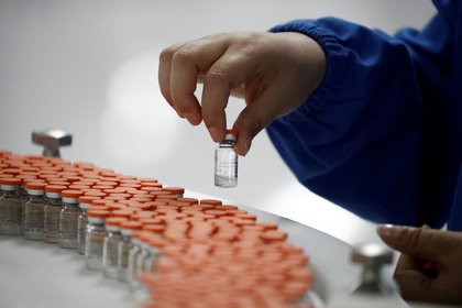 Control de calidad en las instalaciones de empaque del fabricante chino de vacunas Sinovac Biotech (Reuters)
