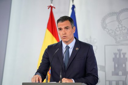 FOTO DE ARCHIVO: El presidente del Gobierno, Pedro Sánchez, durante una rueda de de prensa tras la reunión de gabinete, en el Palacio de la Moncloa en Madrid, España, el 25 de agosto de 2020. REUTERS/Juan Medina