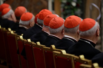 Cardenales escuchan al Papa en una misa en el Vaticano (Reuters/archivo)