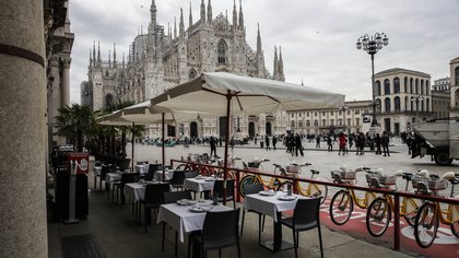 Mesas vacías en un restaurante en la Plaza del Duomo en Milán, Italia (AP)