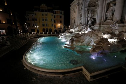 La Fontana di Trevi, desierta ante el toque de queda (Reuters)