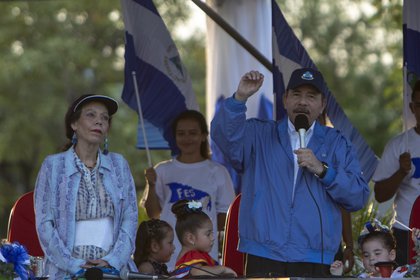El presidente de Nicaragua, Daniel Ortega, habla en un acto político junto a su esposa, la vicepresidenta Rosario Murillo (EFE/Jorge Torres/Archivo)