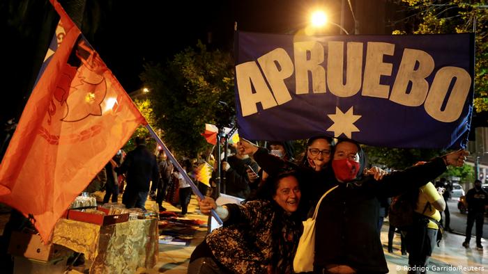 Chilenos festejan la victoria del Apruebo para una nueva Constitución. (25.10.2020).