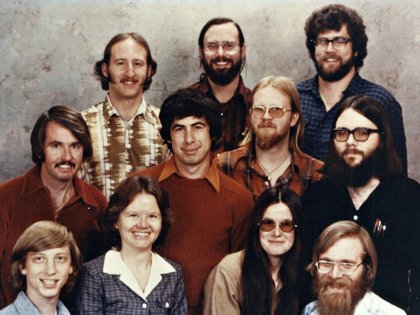 Bill Gates y Paul Allen tenían 19 y 21 años respectivamente cuando vendieron el primer software de su compañía Micro Soft. (Microsoft)