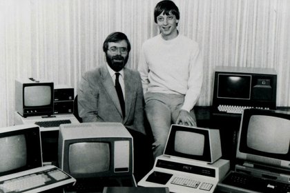 Bill Gates dejó la carrera de derecho para estudiar matemática e informática en Harvard, mientras su amigo Paul Allen había abandonado la universidad para comenzar a programar. (Microsoft)