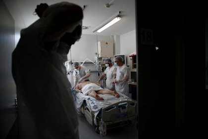 Un paciente en una unidad de terapia intensiva del hospital Robert Ballanger de Aulnay-sous-Bois cerca de Paris (REUTERS/Gonzalo Fuentes)