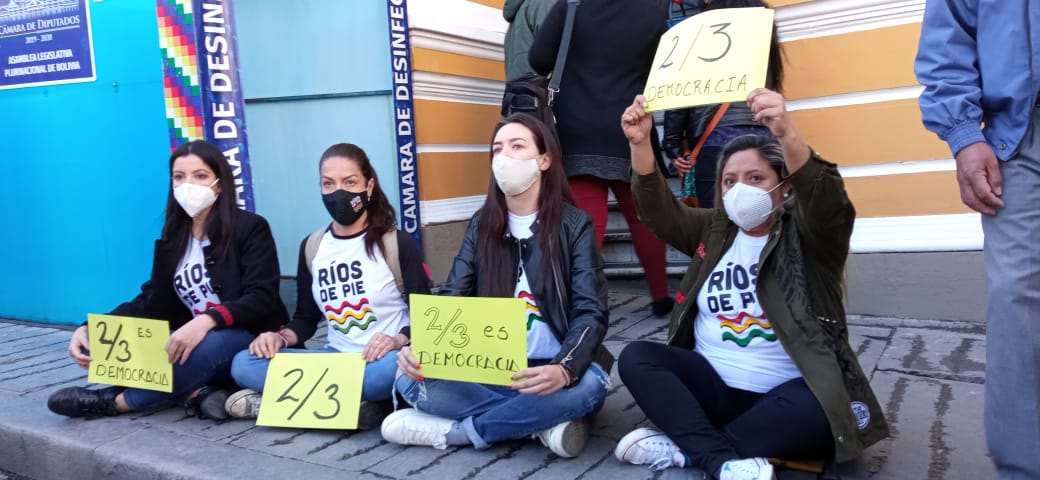 La protesta de cuatro activistas en puertas de la Asamblea (Foto: RRSS) 