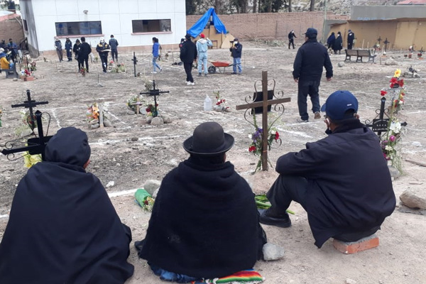 Familiares de personas fallecidas por Covid-19 en Potosí