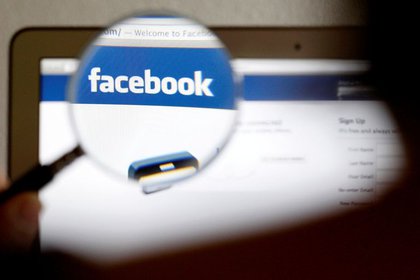 Imagen de archivo ilustrativa del logo de Facebook en una pantalla de computador visto a través de una lupa. REUTERS/Thomas Hodel