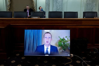 Mark Zuckerberg durante una audiencia ante el Senado de Estados Unidos. Foto: Michael Reynolds/via REUTERS