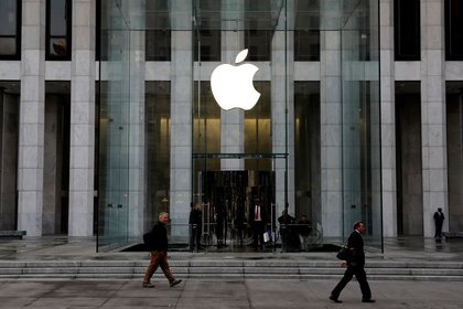 El logo de Apple frente a un tienda. Foto: REUTERS/Mike Segar