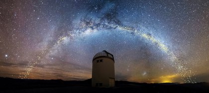 El disco de la Vía Láctea es visto sobre el Telescopio de la Universidad de Varsovia en el Observatorio Las Campanas en Chile en una recreación artística (Jan Skowron/Universidad de Varsovia via REUTERS)