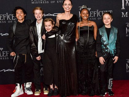 La actriz con sus hijos en la premiere de "Maléfica" (Shutterstock)