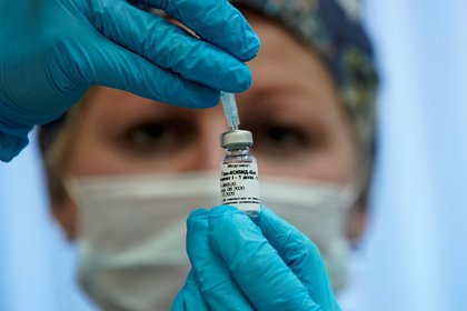 Una enfermera se prepara para aplicar una dosis de Sputnik V, la vacuna rusa contra COVID-19 - REUTERS/Tatyana Makeyeva/File Photo