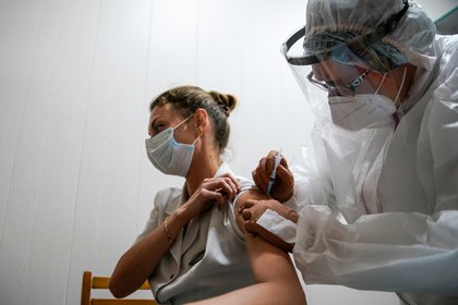 Varios países en el mundo conducen ensayos clínicos de la vacuna rusa - REUTERS/Tatyana Makeyeva