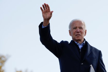 Democratic U.S. presidential nominee and former Vice President Joe Biden waves during a drive-in campaign stop, in Des Moines, Iowa, U.S., October 30, 2020. REUTERS/Brian Snyder