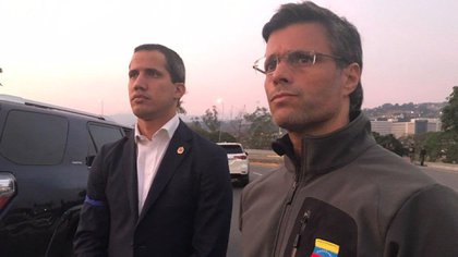 Juan Guaidó y Leopoldo Lopez en la base aérea "La Carlota" en Caracas durante la Operación Libertad 