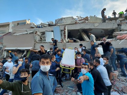 Lugareños y funcionarios buscan sobrevivientes en un edificio derrumbado. REUTERS/Tuncay Dersinlioglu
